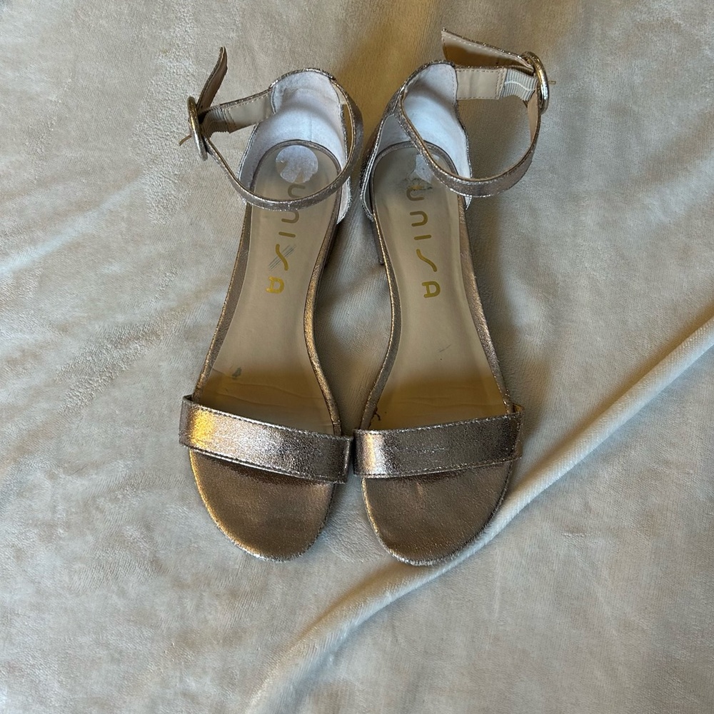 🪩5 FOR $25 SALE 🪩 Unisa Rose Gold Sandals with Small Heel